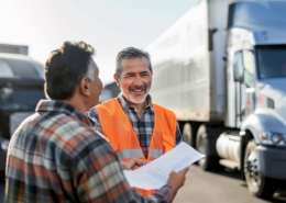 Aprende cómo atraer y retener talento humano en logística y transporte para mejorar la eficiencia operativa.